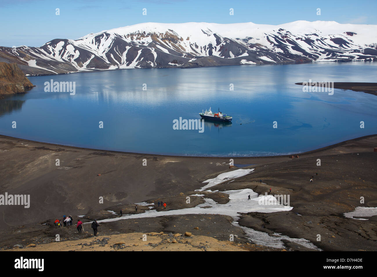 Besucher auf der Wanderung von Baily Head Whaler es Bay, Deception Island, Antarktis. Stockfoto