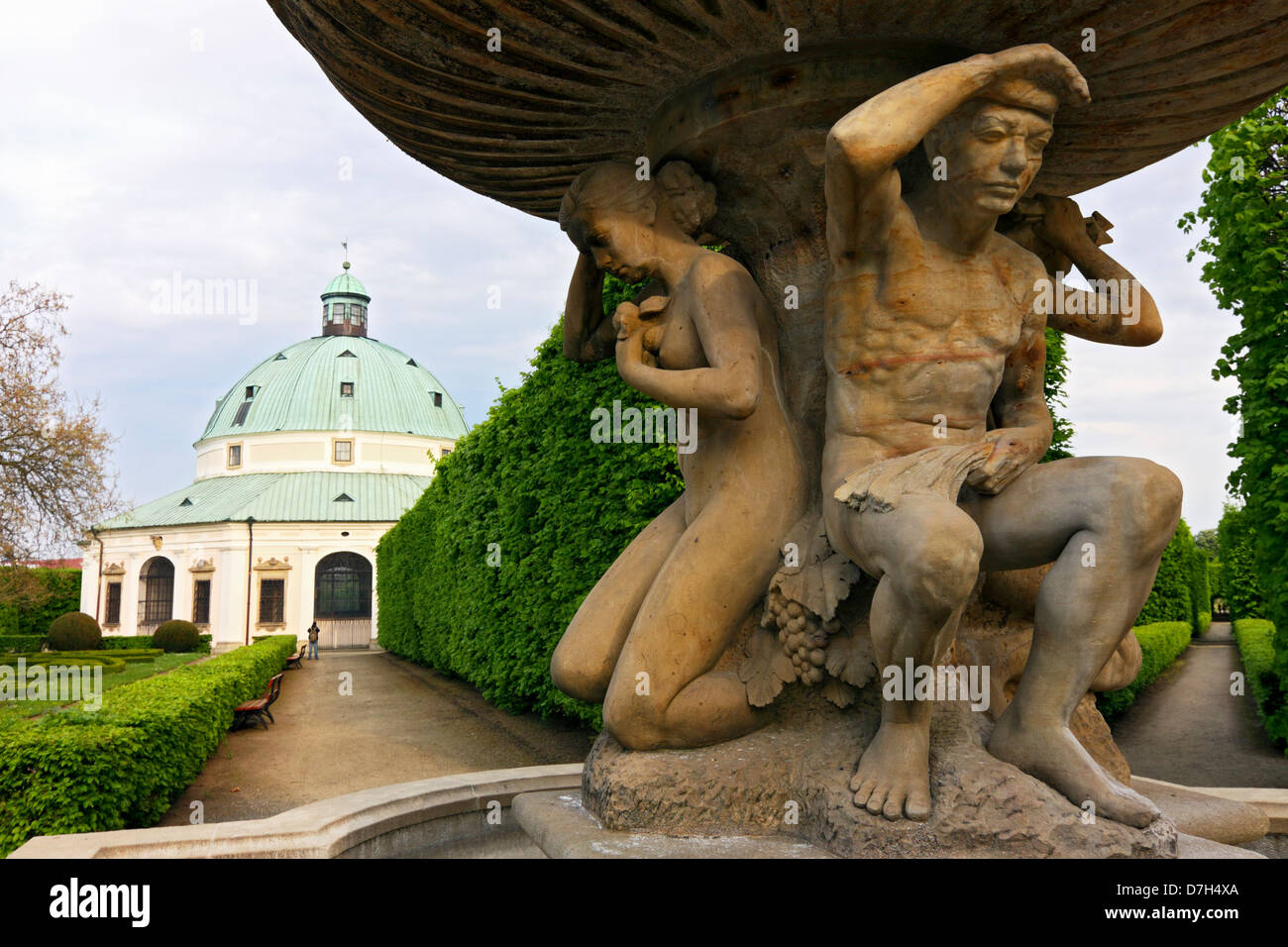 Rotunde Gebäude und barocker Brunnen im Blumengarten Kromeriz Tschechien Stockfoto