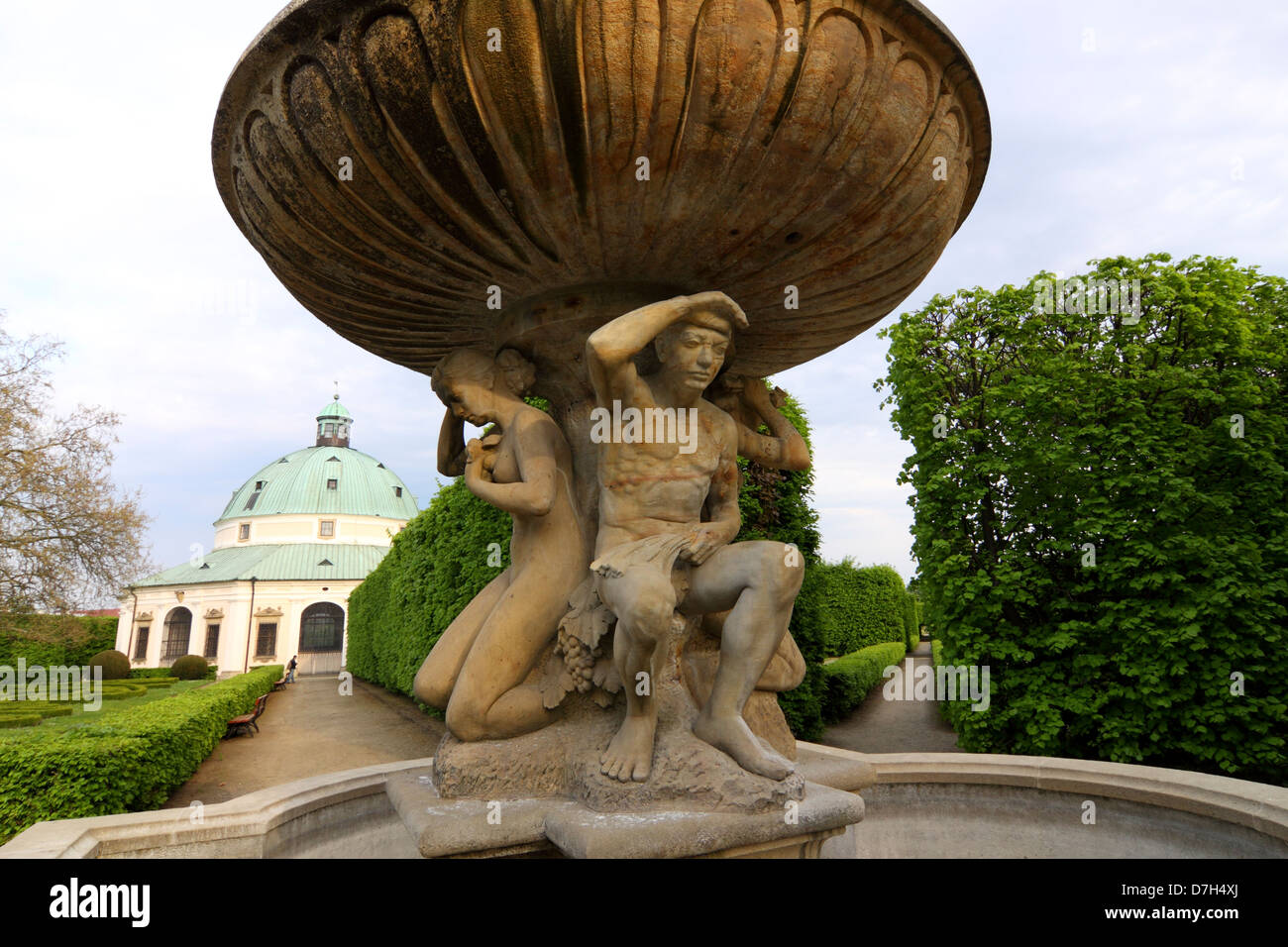 Rotunde Gebäude und barocker Brunnen im Blumengarten Kromeriz Tschechien Stockfoto
