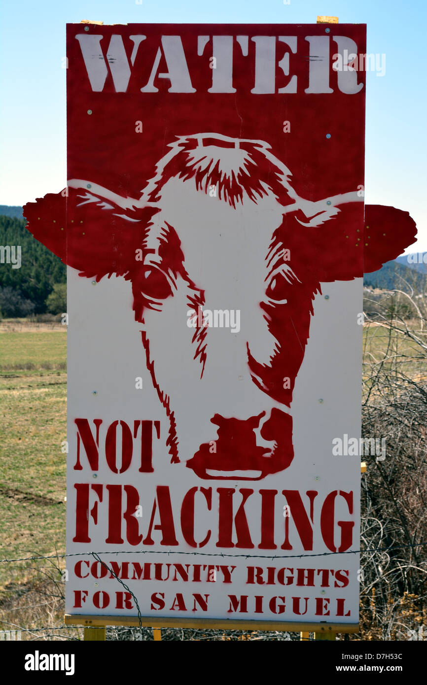 Bild von „Water Not Fracking“-Reklametafeln aus Mora County, New Mexico. Stockfoto