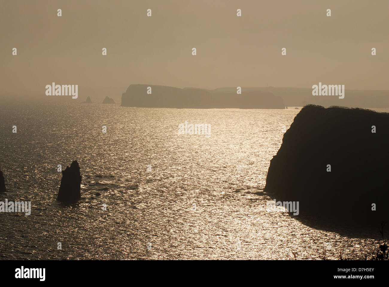 Dunkle Sonnenuntergang über Felsen in der Pazifik Küste der Insel Schikotan, südlichen Kurilen, Russland Stockfoto