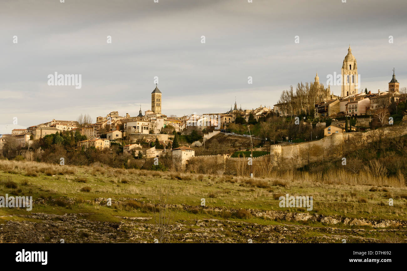 Blick auf die Kathedrale von Segovia und die umliegende Landschaft Stockfoto