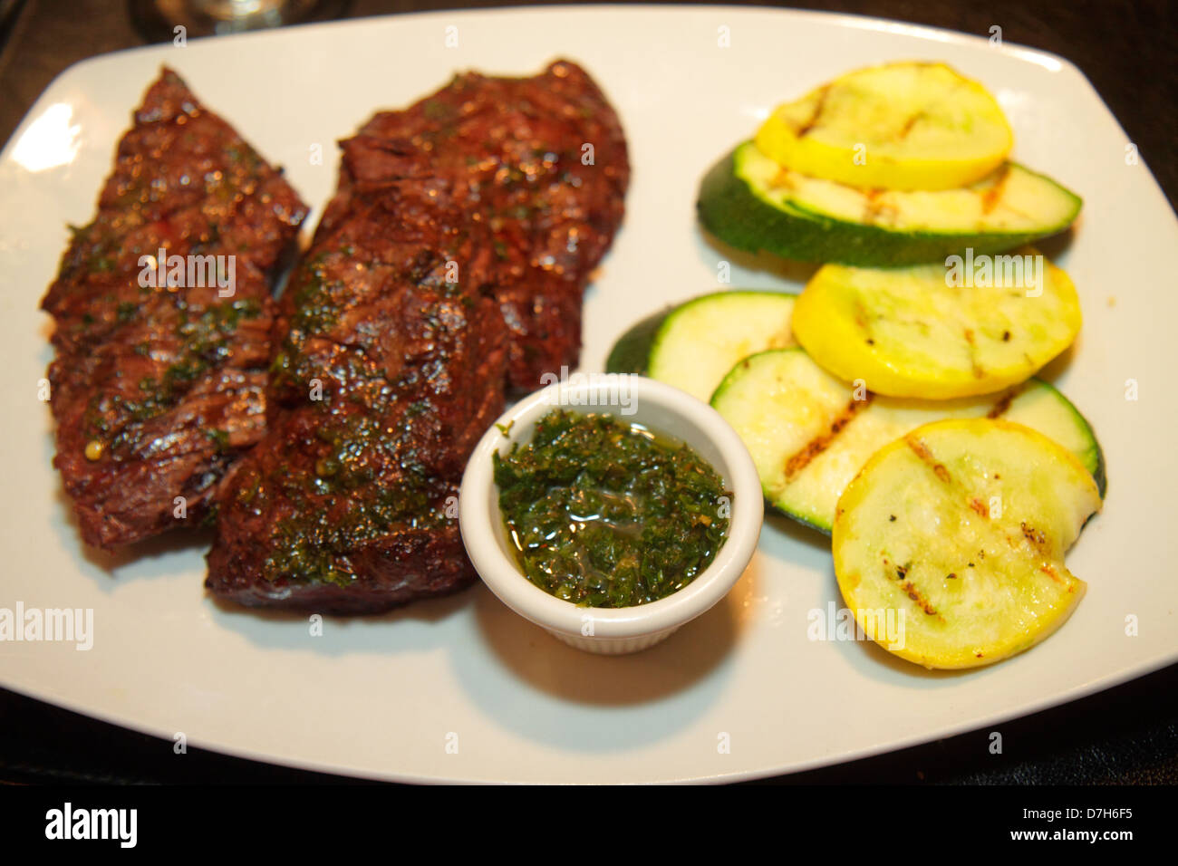 Miami Florida, Coral Way, 1401 Bistro, Restaurant Restaurants Essen Essen Essen Cafe Cafés, Teller, Gericht, Abendessen, Flankensteak, Churrasco, Gemüse, Chimichurri-Sauc Stockfoto