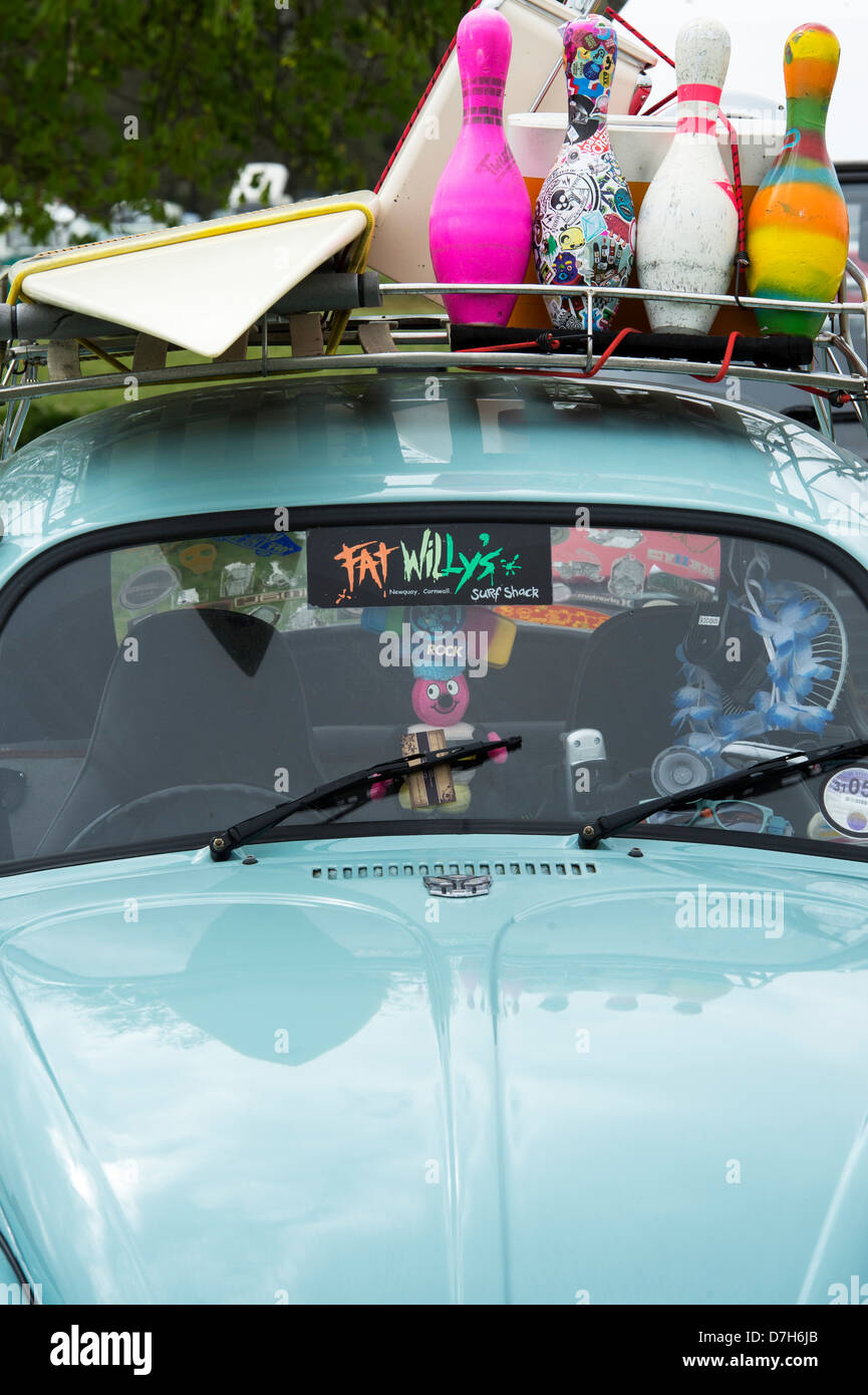 VW Beetle Auto mit Surfbrett und Bowling Pins auf dem Dachgepäckträger.  Großbritannien Stockfotografie - Alamy
