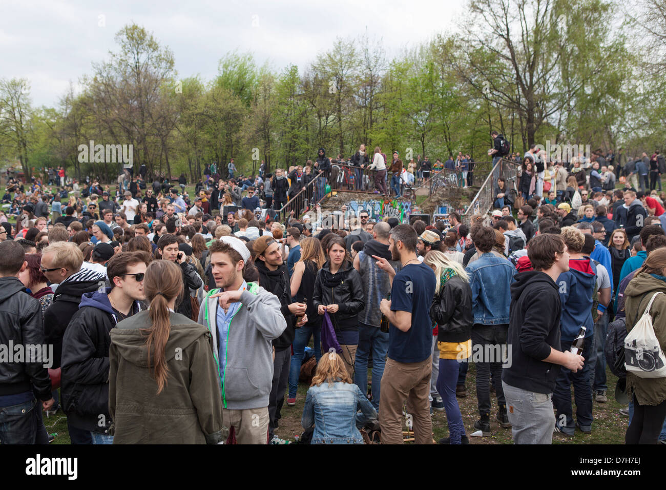 Masse der jungen deutschen Menschen feiern Tag der Arbeit in Kreuzberg Berlin Stockfoto