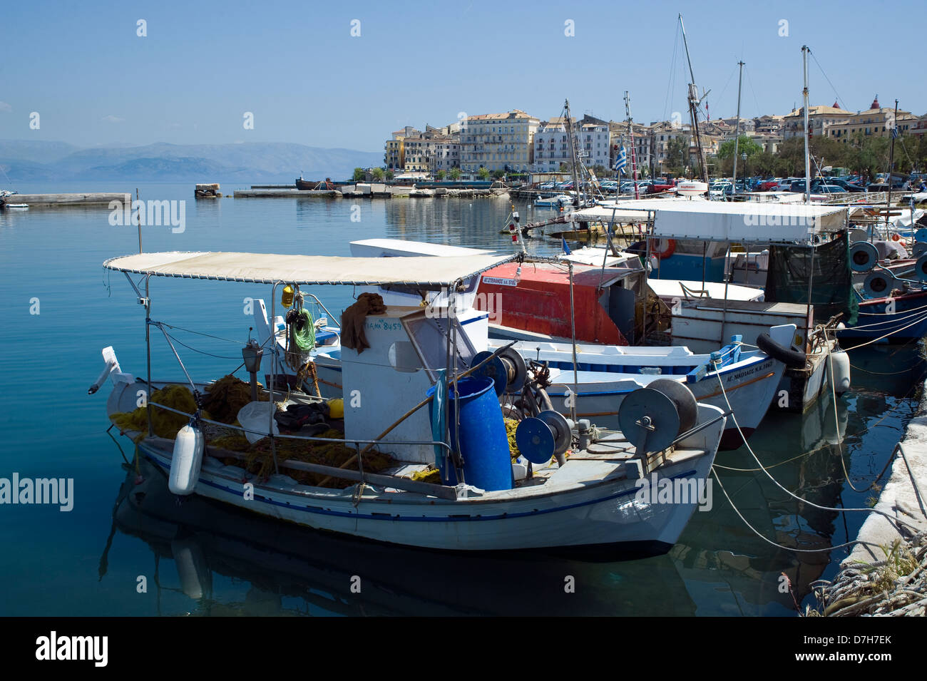 Boote im Hafen von Korfu-Stadt, Korfu, Griechenland Stockfoto