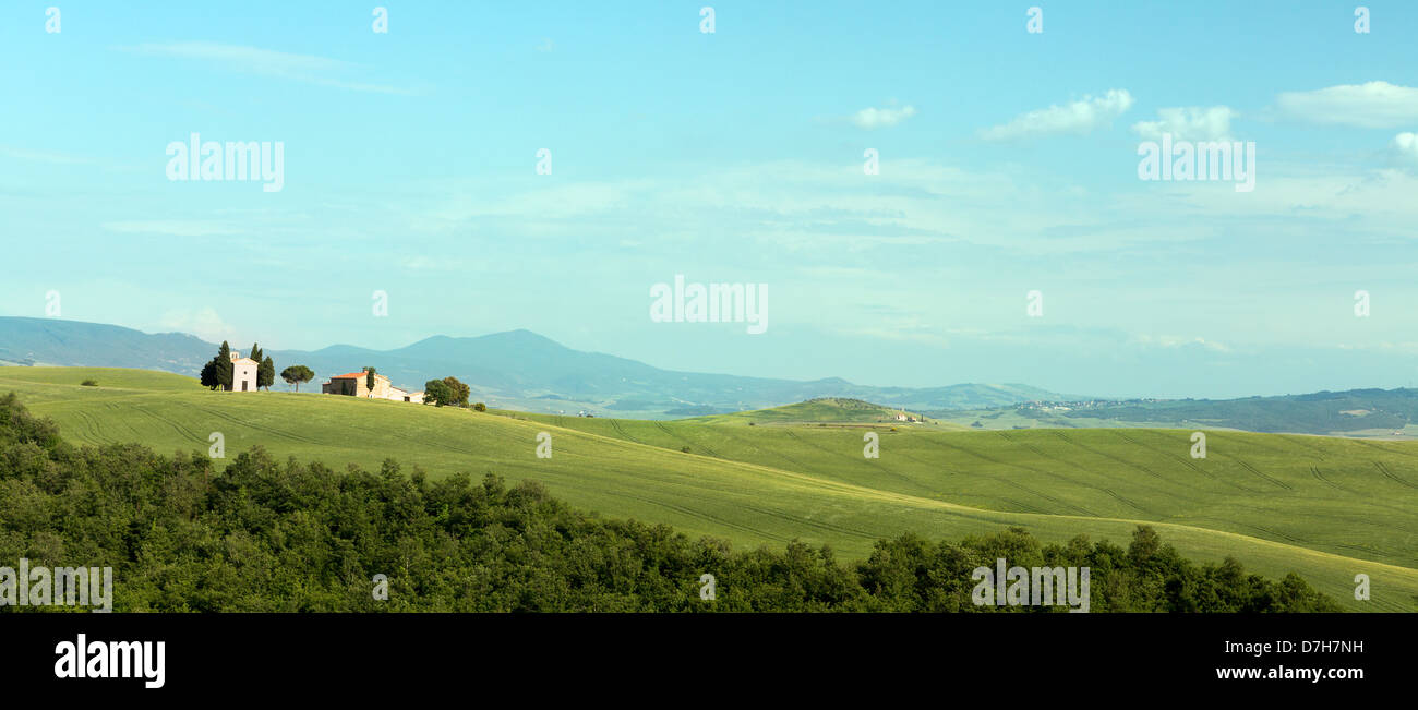 Panoramablick auf den toskanischen Hügeln in der Nähe von Pienza mit kleinen Kapelle auf sanften Hügeln Stockfoto