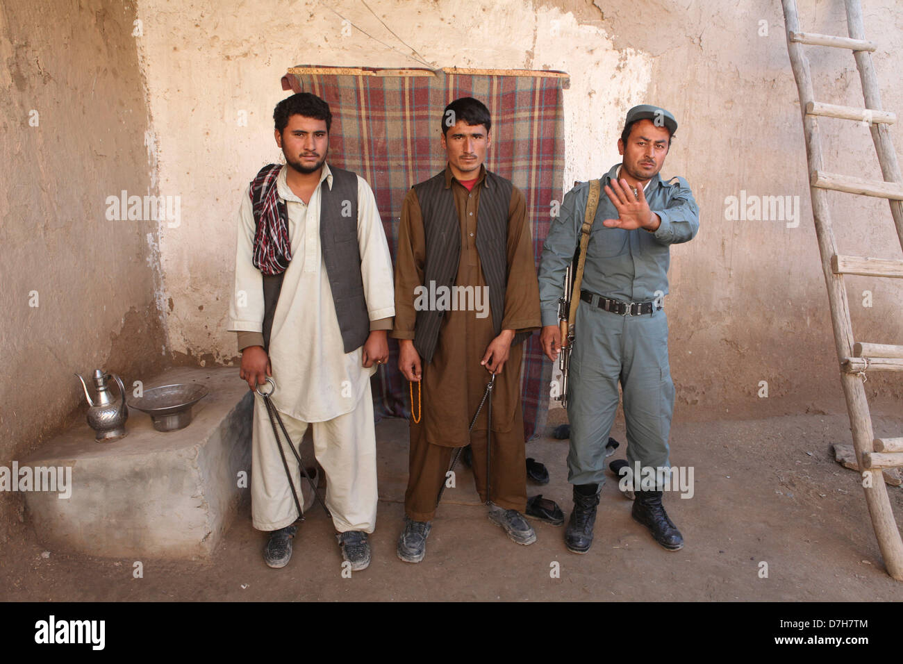 Zwei afghanische Männer werden verdächtigt, eine Mädchen zu töten. Sie werden verhaftet und im Gefängnis (Kundus) Stockfoto