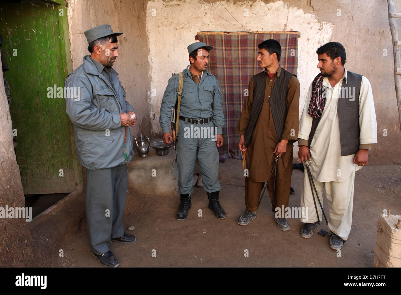 Zwei afghanische Männer werden verdächtigt, eine Mädchen zu töten. Sie werden verhaftet und im Gefängnis (Kundus) Stockfoto