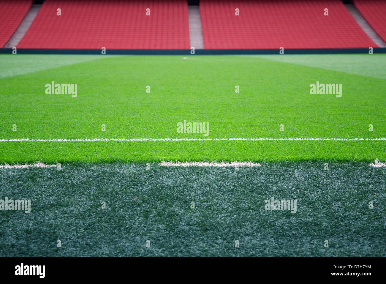 Leeres Fußballfeld mit roten sitzen, selektiven Fokus am Spielfeldrand. Stockfoto