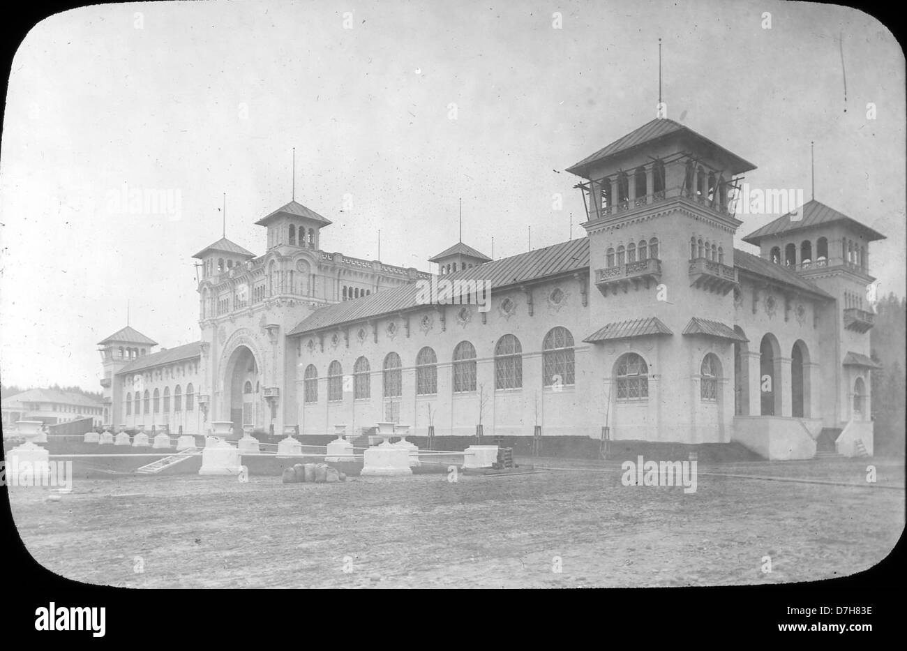 Dieses Bild zeigt ein Gebäude im europäischen Stil, das von David C. Lewis erfasst wurde und im Archiv der Ohio State University verfügbar ist. Die Architektur hebt europäische Einflüsse hervor und ist Teil einer historischen Sammlung aus dem Archiv. Stockfoto