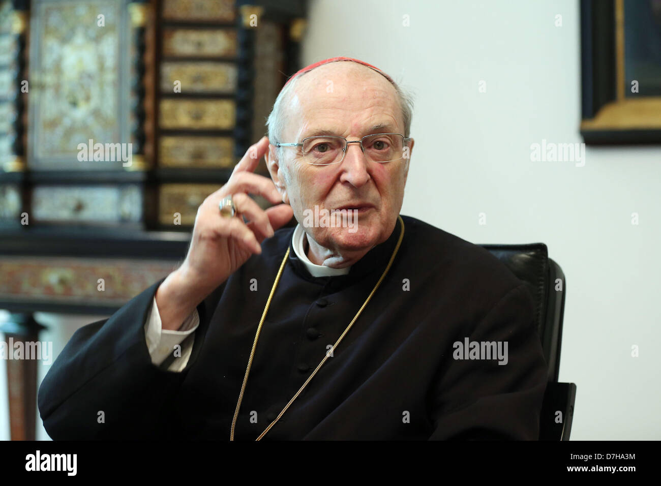 Der Kölner Erzbischof, Kardinal Joachim Meisner, ist in einem Interview mit der deutschen Presse-Agentur Dpa in Köln, Deutschland, 8. Mai 2013 abgebildet. Foto: Oliver Berg Stockfoto