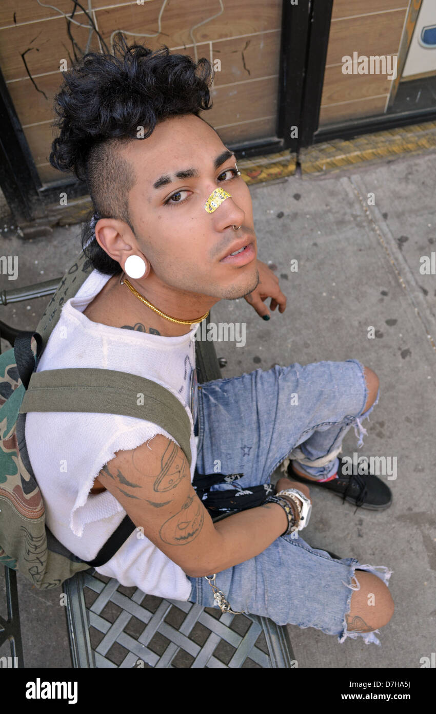 Porträt eines jungen Mannes mit Tätowierungen, Mohawk und alternative Kleidung Kleidung in Greenwich Village, New York City Stockfoto