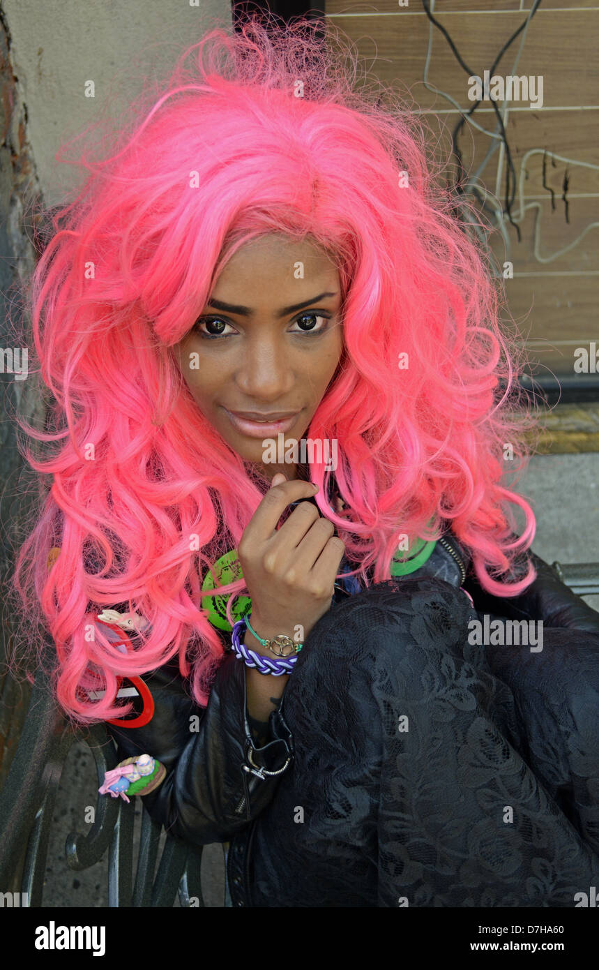 Porträt einer schönen Frau in einem rosa Perücke in Greenwich Village, New York City Stockfoto