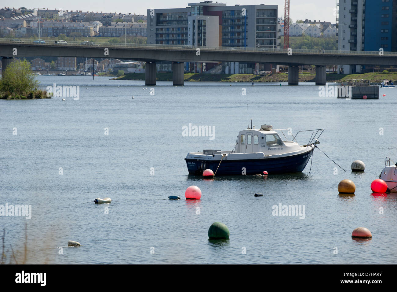 Ein Boot am Ende der Fluss taff in Cardiff, wo es Cardiff Bay trifft. Stockfoto