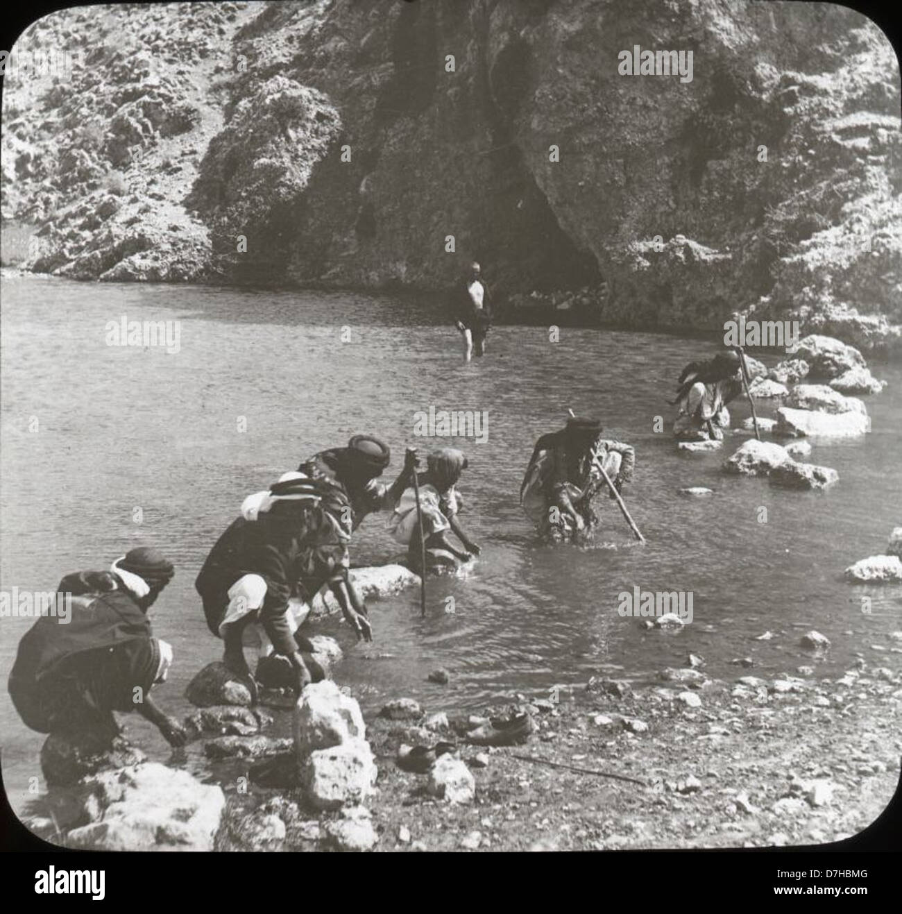 Der Gideon-Brunnen, der sich in der Nähe von Jesreel befindet, ist eine biblische Stätte, die im Buch der Richter erwähnt wird. Der Brunnen ist bedeutend in der Geschichte von Gideon, wo er die Männer testete, die davon tranken. Diese historische Stätte ist ein wichtiger Teil der biblischen Archäologie und der Erforschung des antiken Israel. Stockfoto