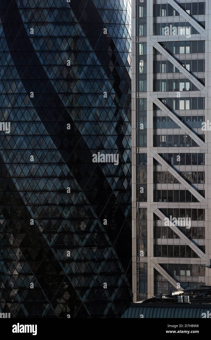 Die Swiss Re Gebäude (L), auch bekannt als The Gherkin, und die Heron Tower (R) sind in der City of London abgebildet Stockfoto