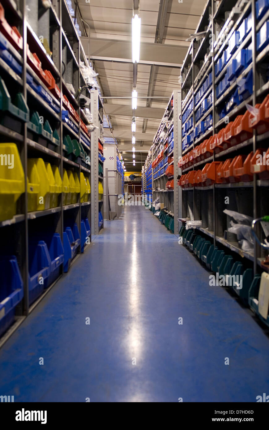 Lagerhaltung für leichte Güter auf Metall Mezzanine Bodenbelag Stockfoto