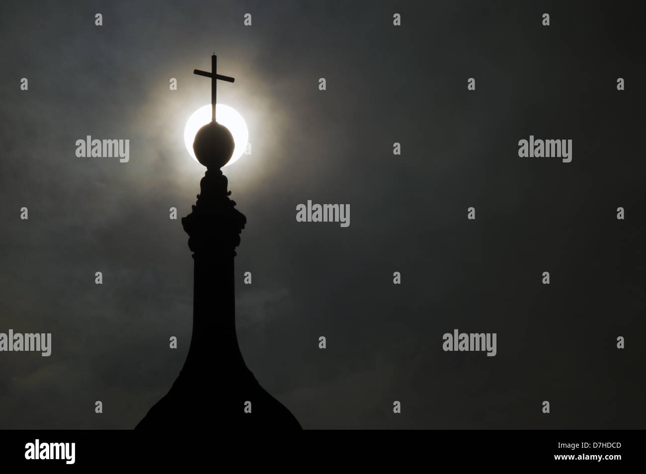 Der Turm mit dem Kreuz der Court Church (Kathedrale Sanctissimae Trinitatis) Sillhouettes gegen die Sonne in Dresden, Deutschland, 7. Mai 2013. Foto: Arno Burgi Stockfoto