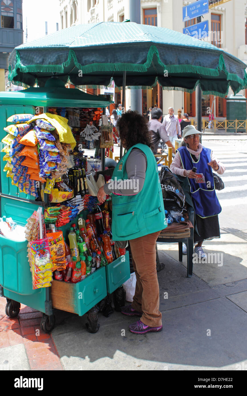 Peru Lima Straße Händler Straßenhändler Süßigkeiten alkoholfreies Getränk Stockfoto