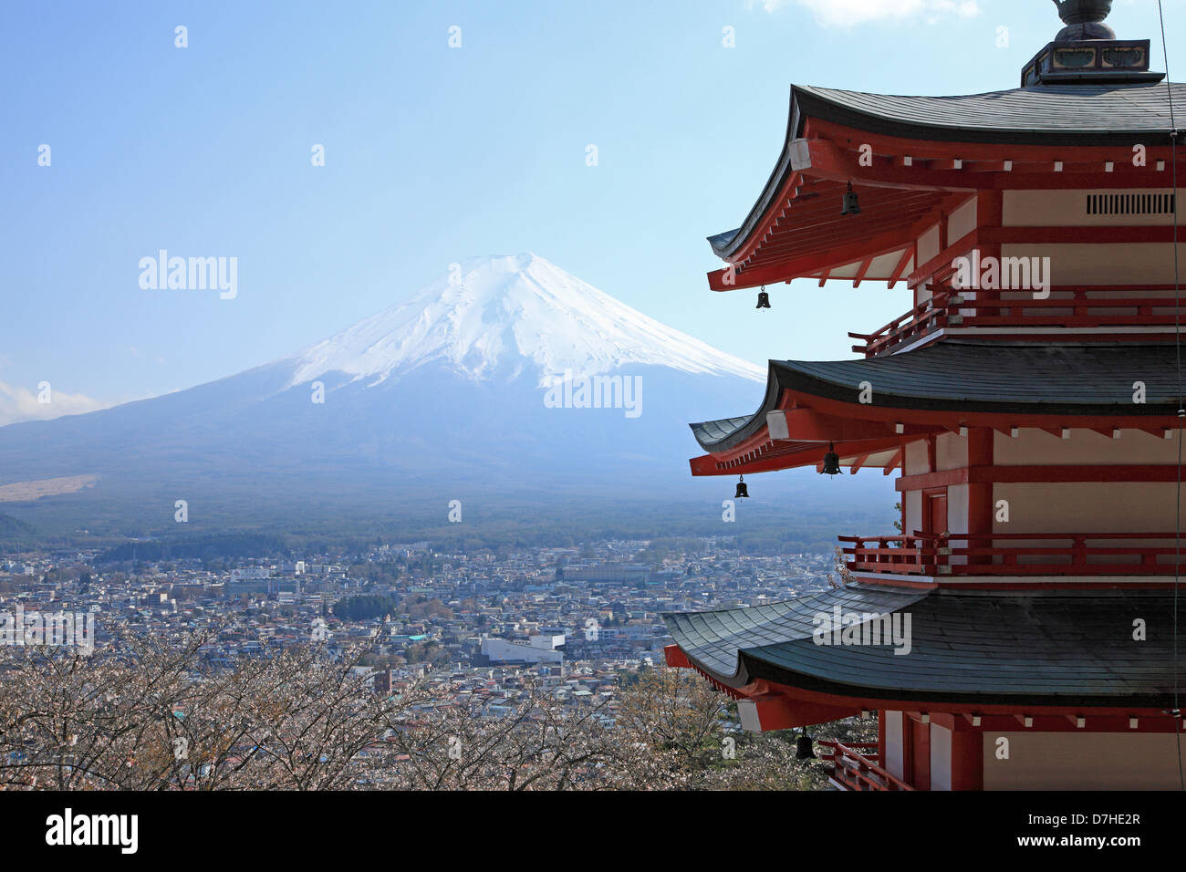 Japan, Präfektur Yamanashi, einen Blick auf Mt. Fuji von Fujiyoshida Stockfoto