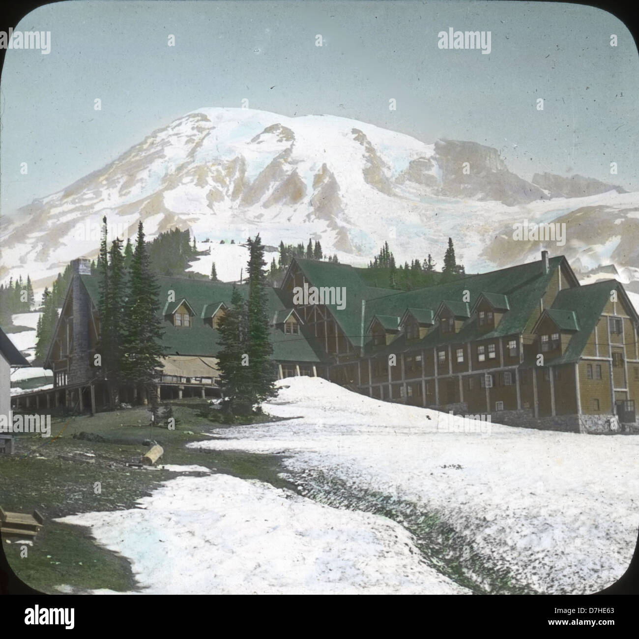 Dieses Bild aus dem OSU-Archiv erfasst die riesigen schneebedeckten Felder, die wahrscheinlich während einer Forschungsreise aufgenommen wurden. Es spiegelt die Schönheit und Weite der Schneefelder und Gletscher wider und bietet einen Einblick in die gefrorene natürliche Landschaft. Stockfoto