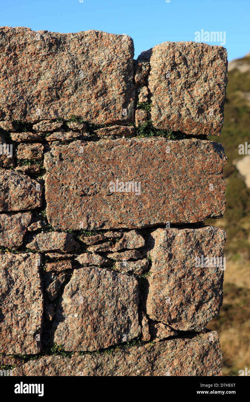 Trockenen Stein rosa Granitwand in den Inneren Hebriden in Schottland Stockfoto