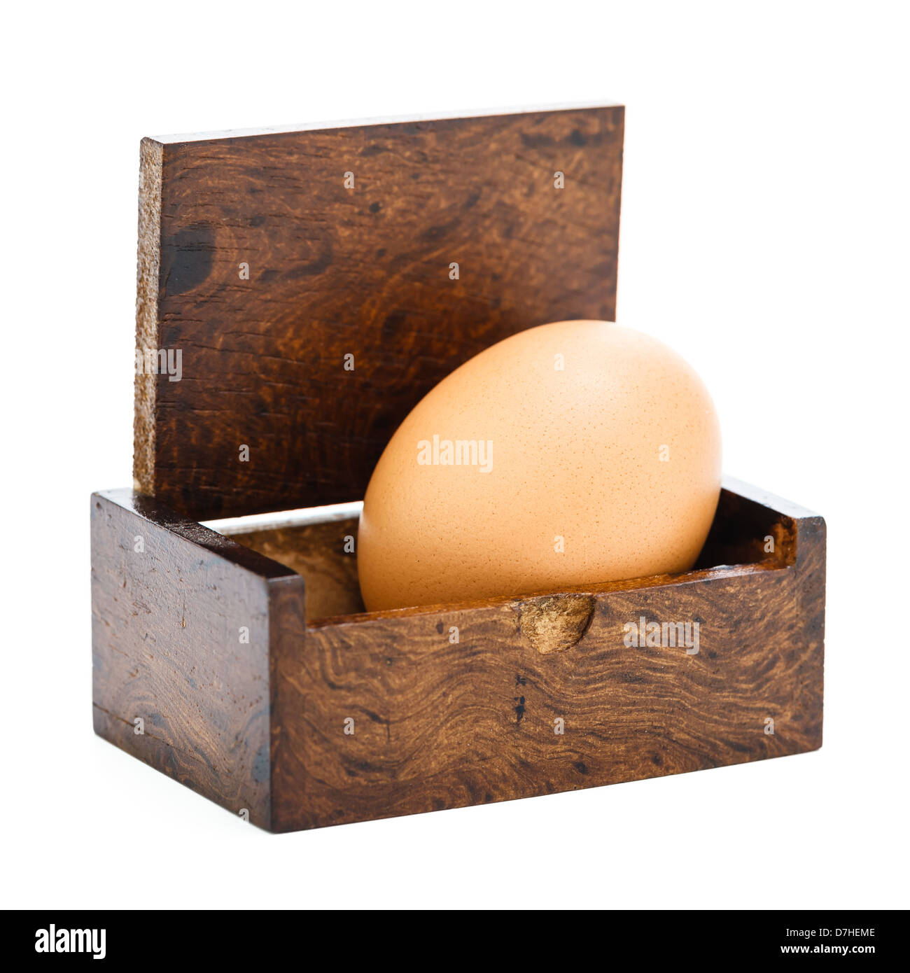 Ein Ei in der Holzkiste isoliert auf weißem Hintergrund Stockfoto