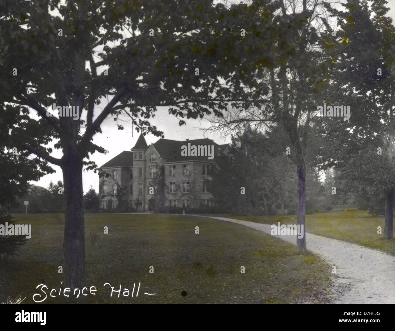 Die Science Hall am Oregon Agricultural College, die in diesem Archivbild dargestellt wird, hebt den Schwerpunkt der Einrichtung auf die Bildung in Landwirtschaft und Wissenschaft hervor. Dieses historische Foto ist Teil der OSU Archives Sammlung. Stockfoto