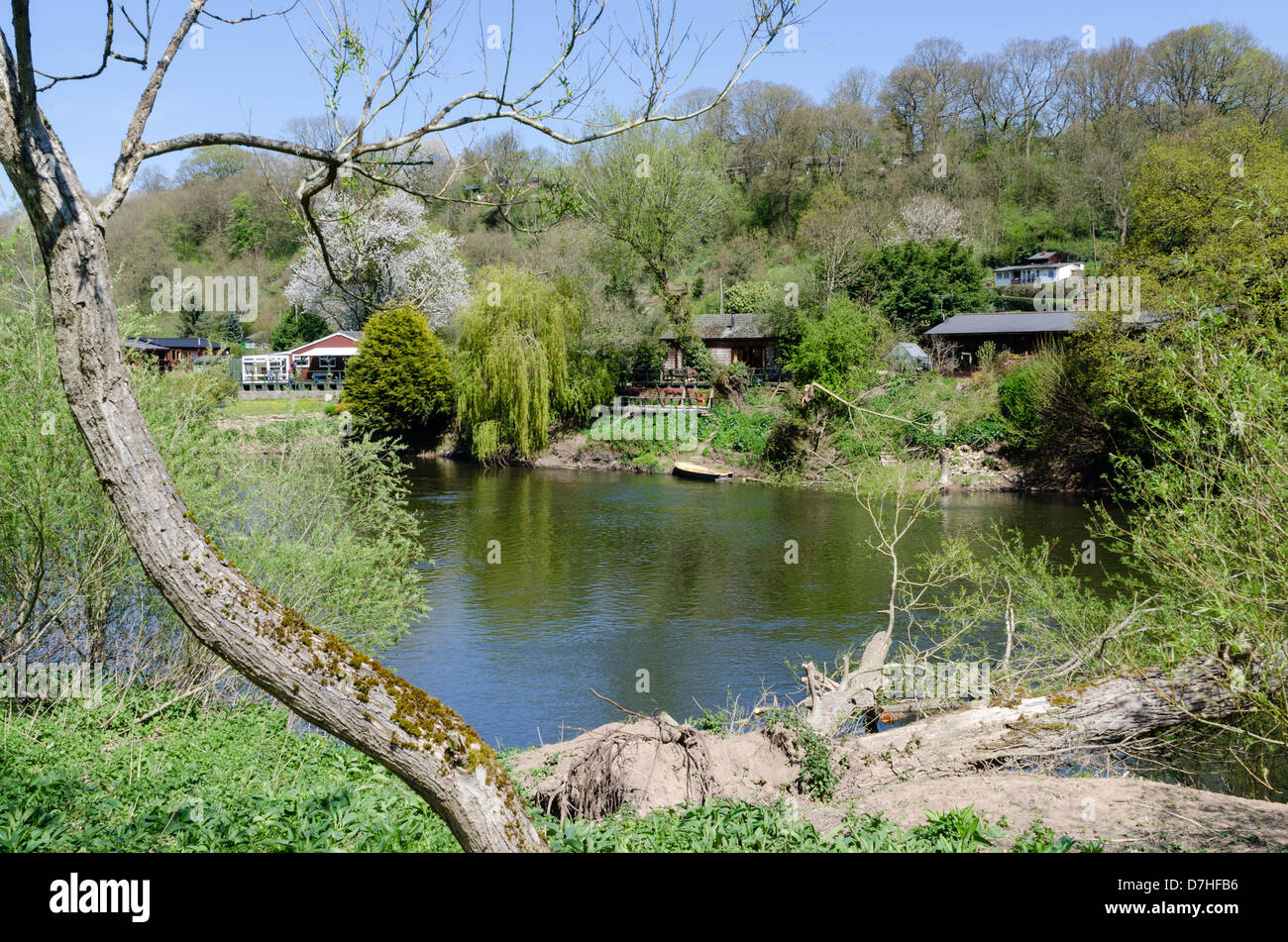 Ferienhäuser am Ufer des Flusses Severn in der Nähe von Bewdley in Worcestershire Stockfoto