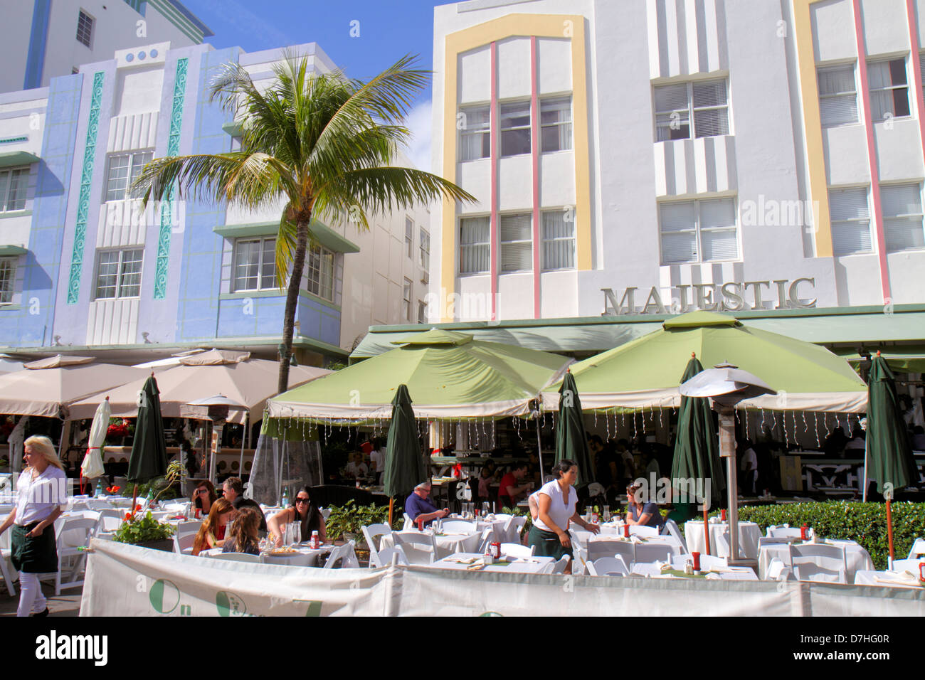 Miami Beach, Florida, Ocean Drive, Hotels, Restaurants, Restaurants, Restaurants, Restaurants, Cafés, Außentische im Freien, Front, Eingang, Tische, Sonnenschirme Stockfoto