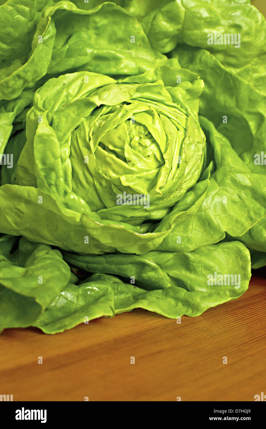 Frischer grüner Salat auf Holztisch Stockfoto
