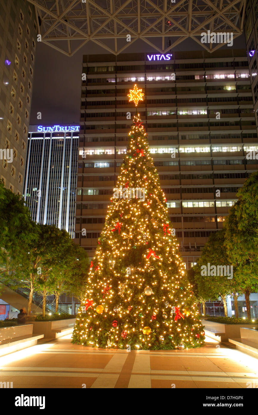 Miami Florida, Southeast Financial Center, Zentrum, plaza, Innenhof, Weihnachten, Baum, dekoriert, Innenstadtgebäude, Skyline der Stadt, Sun Trust, Vitas, Nacht, FL12123 Stockfoto