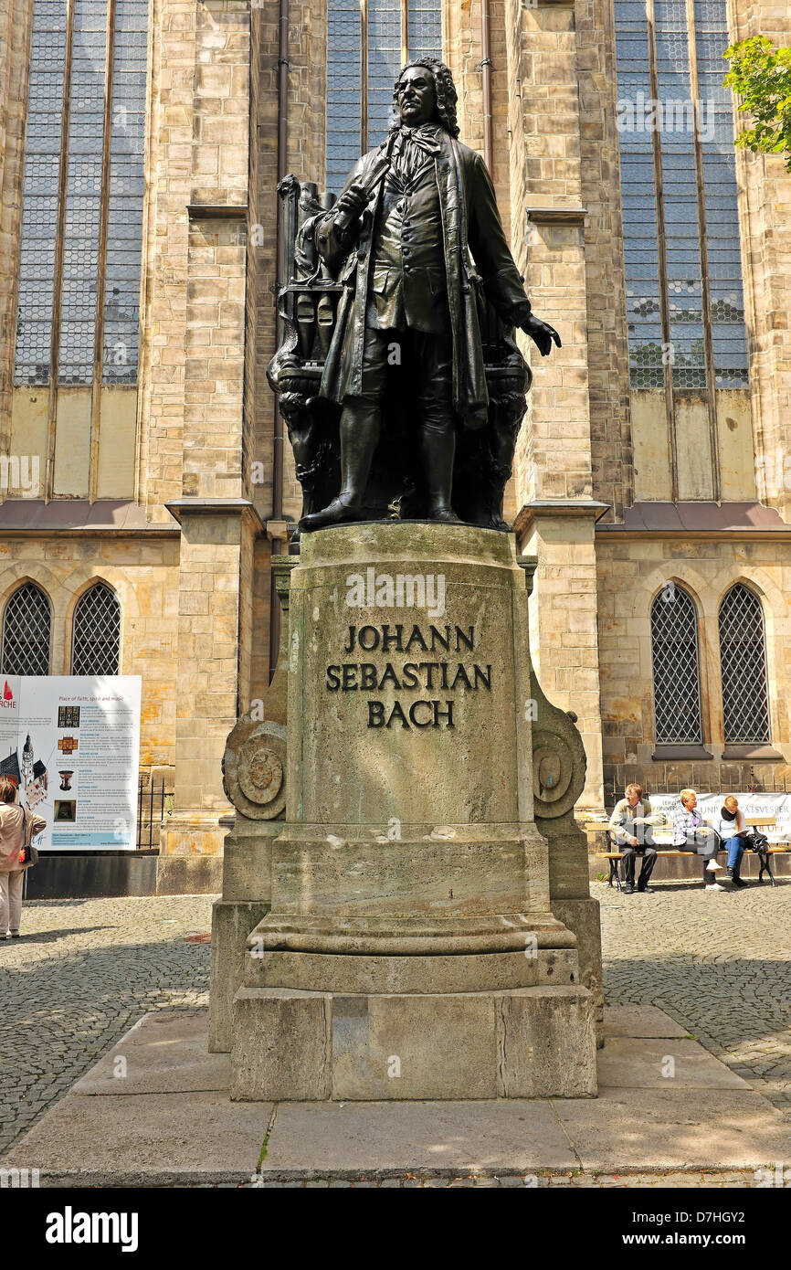 Die Thomaskirche in Leipzig mit Johann Sebastian Bach Denkmal Stockfoto