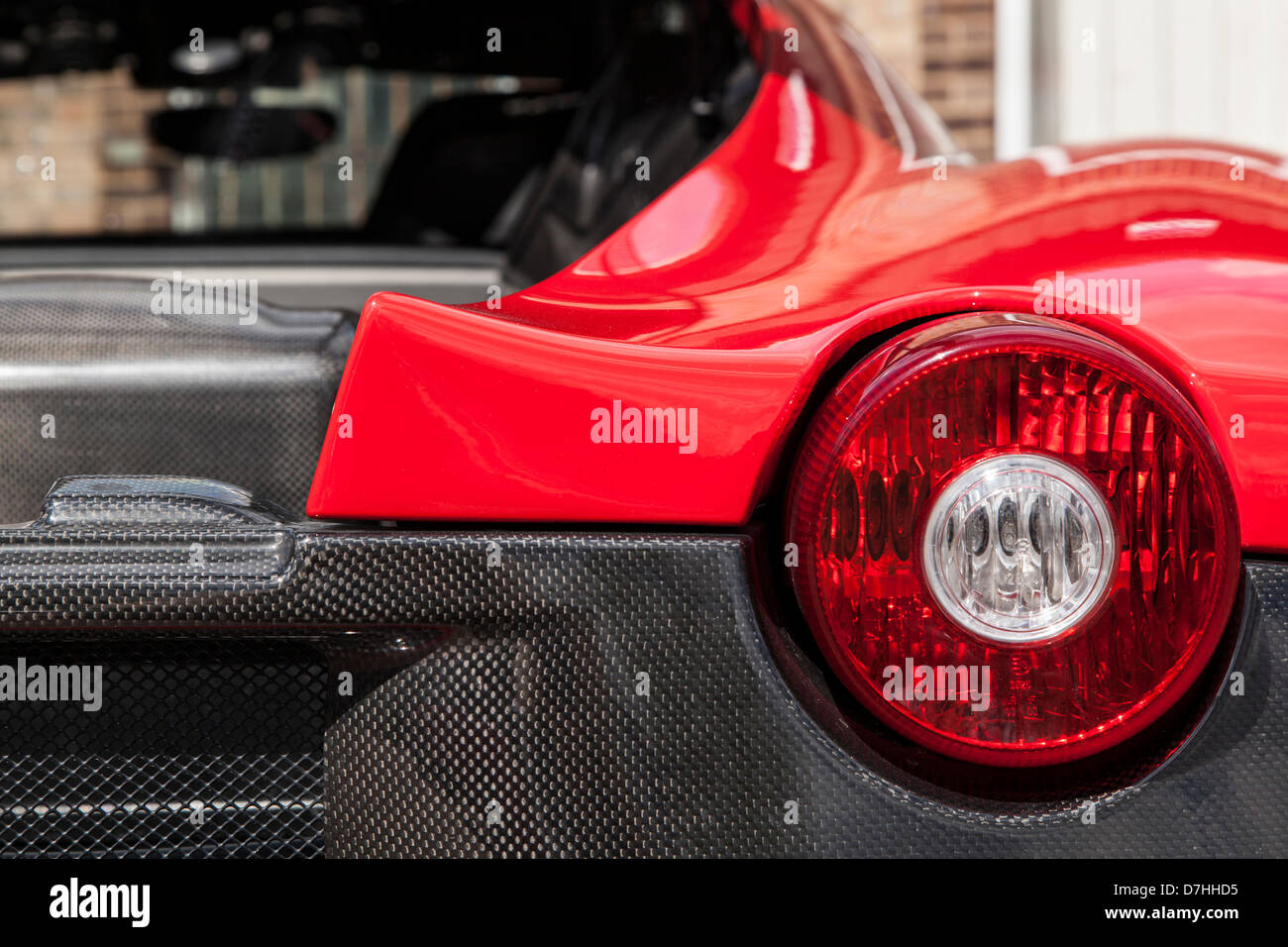 Brechen Sie Licht rechts, Ferrari 430 Scud, rot mit Carbon-Faser, offenen Boot. Rückspiegel. Stockfoto