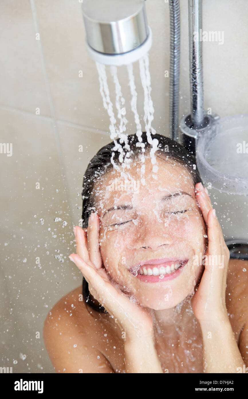 Dusche Frau in einer Waschmaschine Gesicht beim Duschen mit glücklichem  Lächeln und Spritzwasser. Schönen gemischten Rennen asiatische  Chinesische/Kaukasischen weibliche model in Stockfotografie - Alamy