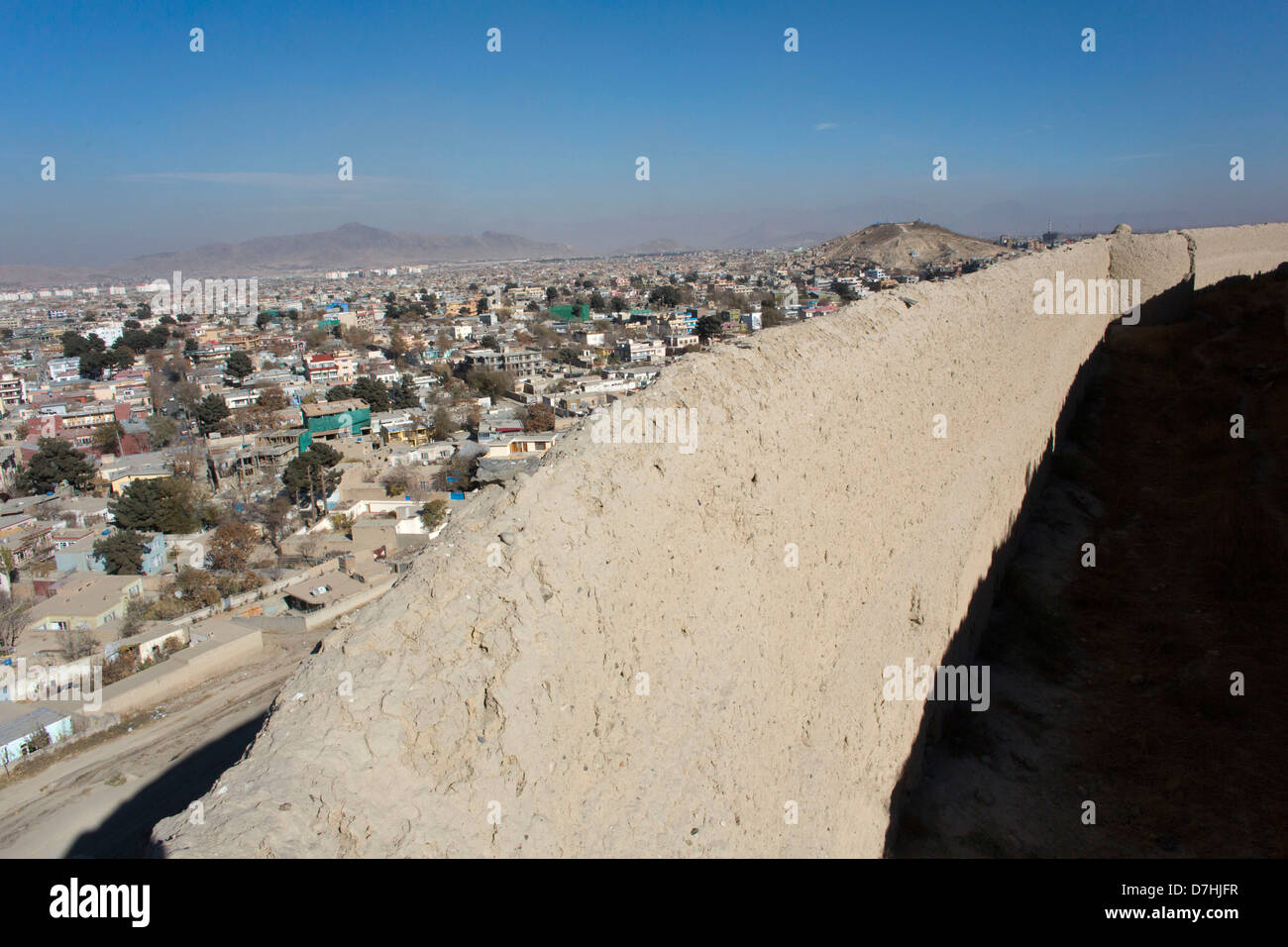 Ansicht über die Stadt von Kabul, Afghanistan, mit Wand aus einer der vielen alten Festungen. Stockfoto