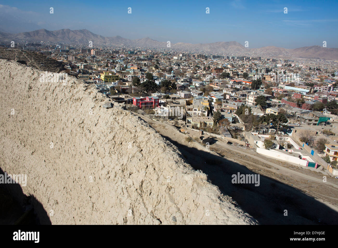 Ansicht über die Stadt von Kabul, Afghanistan, mit Wand aus einer der vielen alten Festungen. Stockfoto