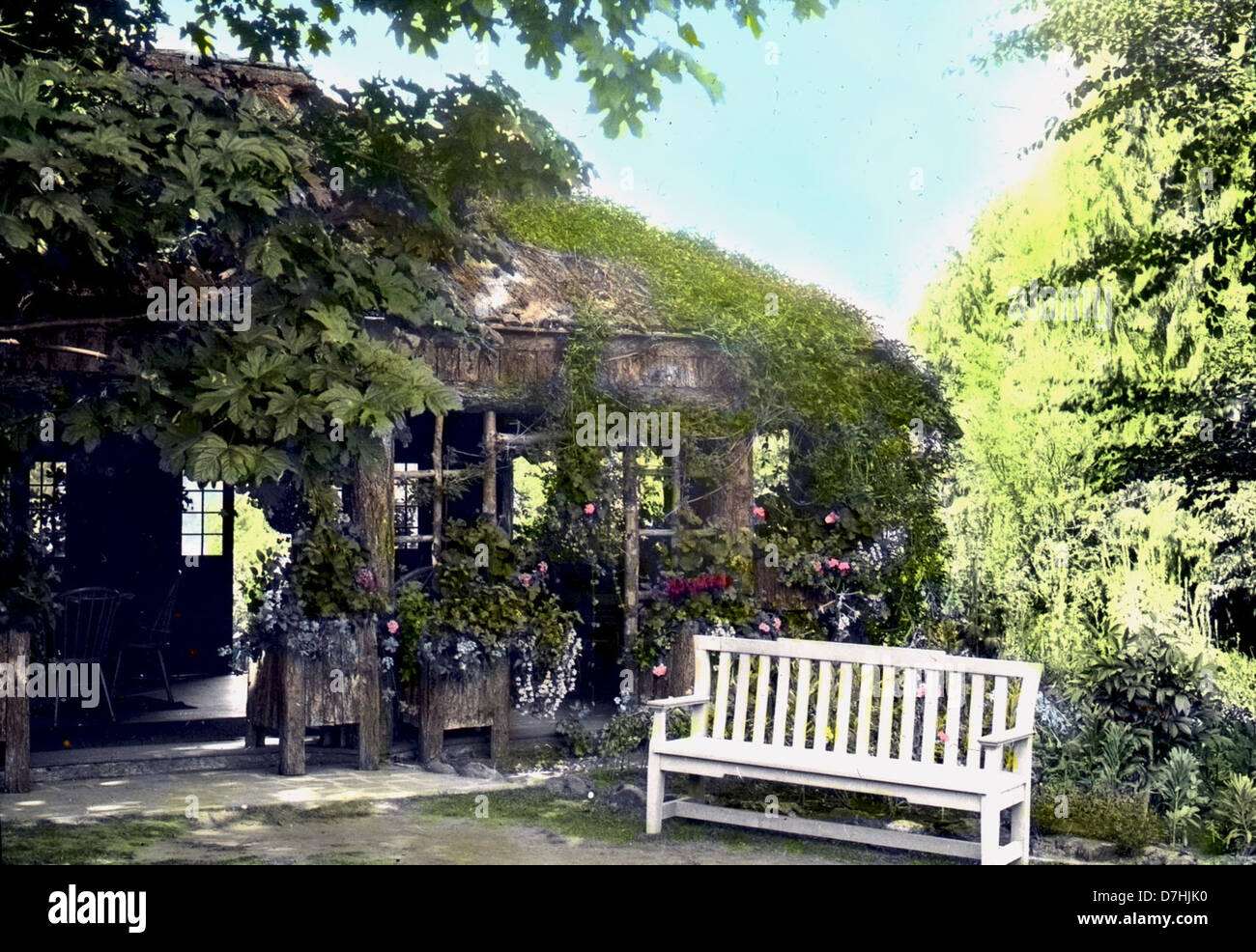 Ein Foto von Mr. Bucharts Garten und Sommerhaus aus dem Jahr 1933 fängt das üppige Grün und die ruhige Atmosphäre des Raumes ein. Der Garten, ein Symbol für die gärtnerische Schönheit, spiegelt das akribische Design und die von der Natur inspirierte Kunst des frühen 20. Jahrhunderts wider. Stockfoto