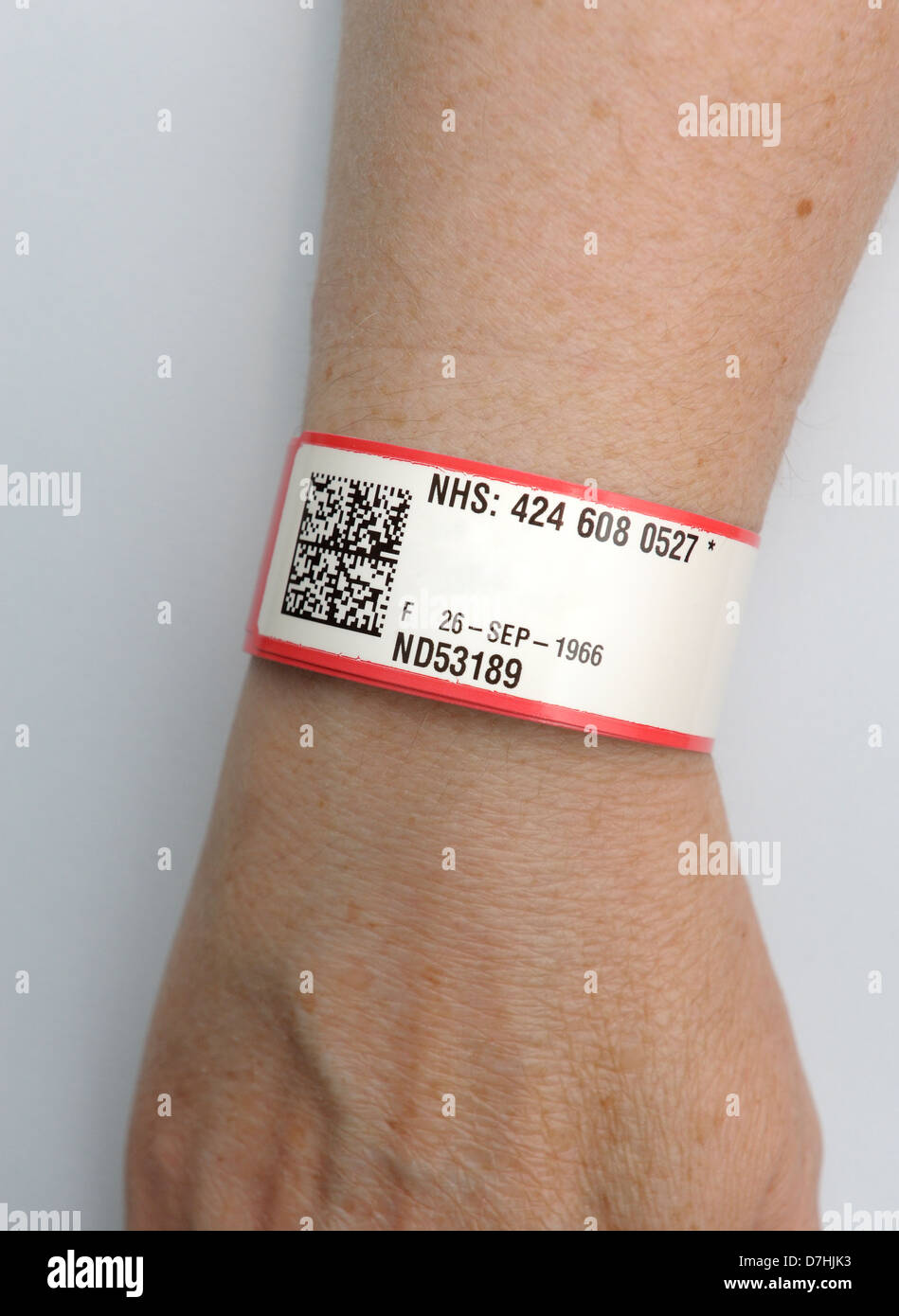 NHS-Patienten Identität-Armband. das rote Band bezeichnet eine Allergie  gegen Penicillin. Patienten Namen Digital entfernt Stockfotografie - Alamy