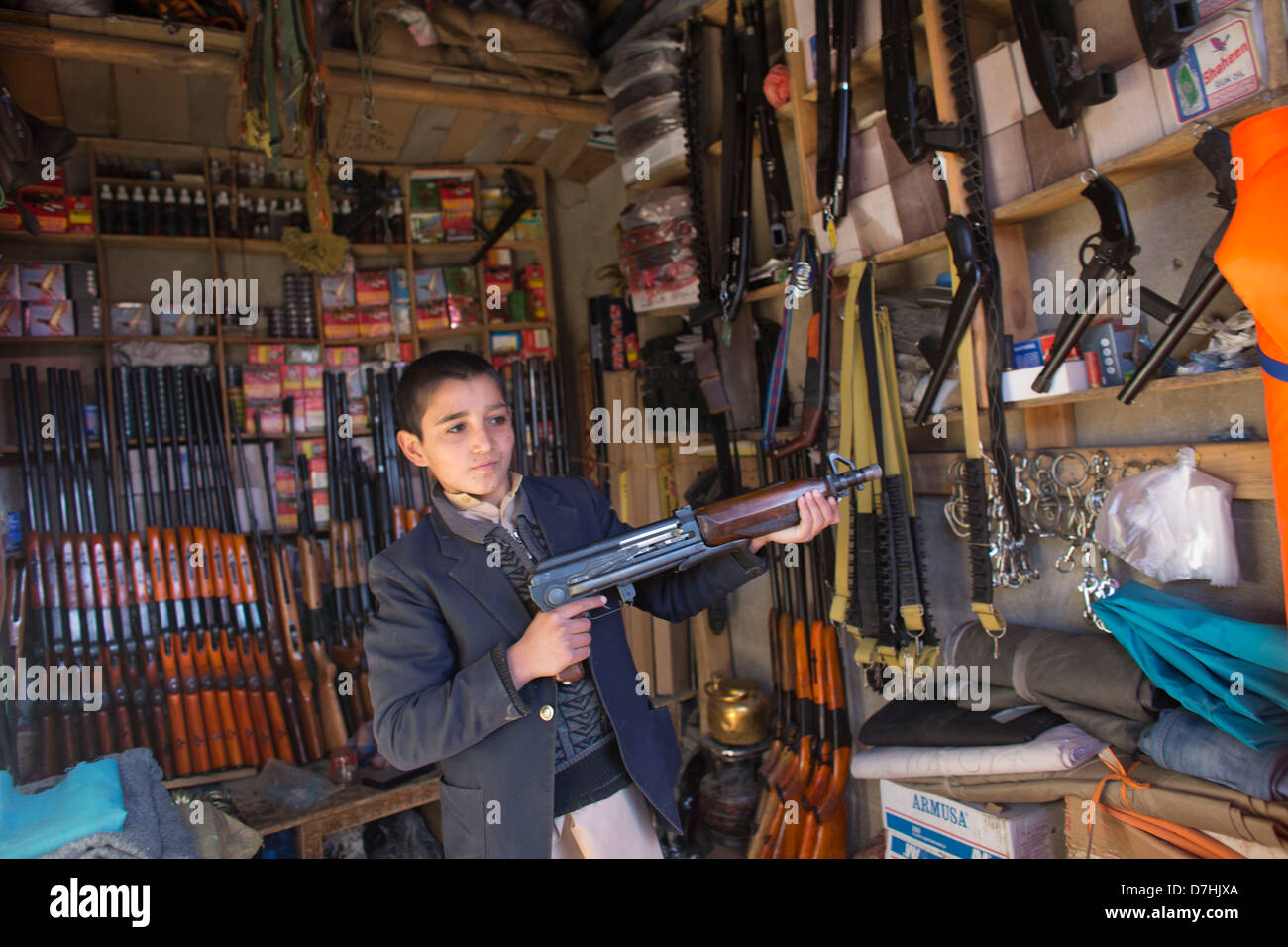 in Kabul kann man jede Art von Pistole auf dem Markt kaufen. Stockfoto in Kabul kann man jede Art von Pistole auf dem Markt kaufen. Stockfoto