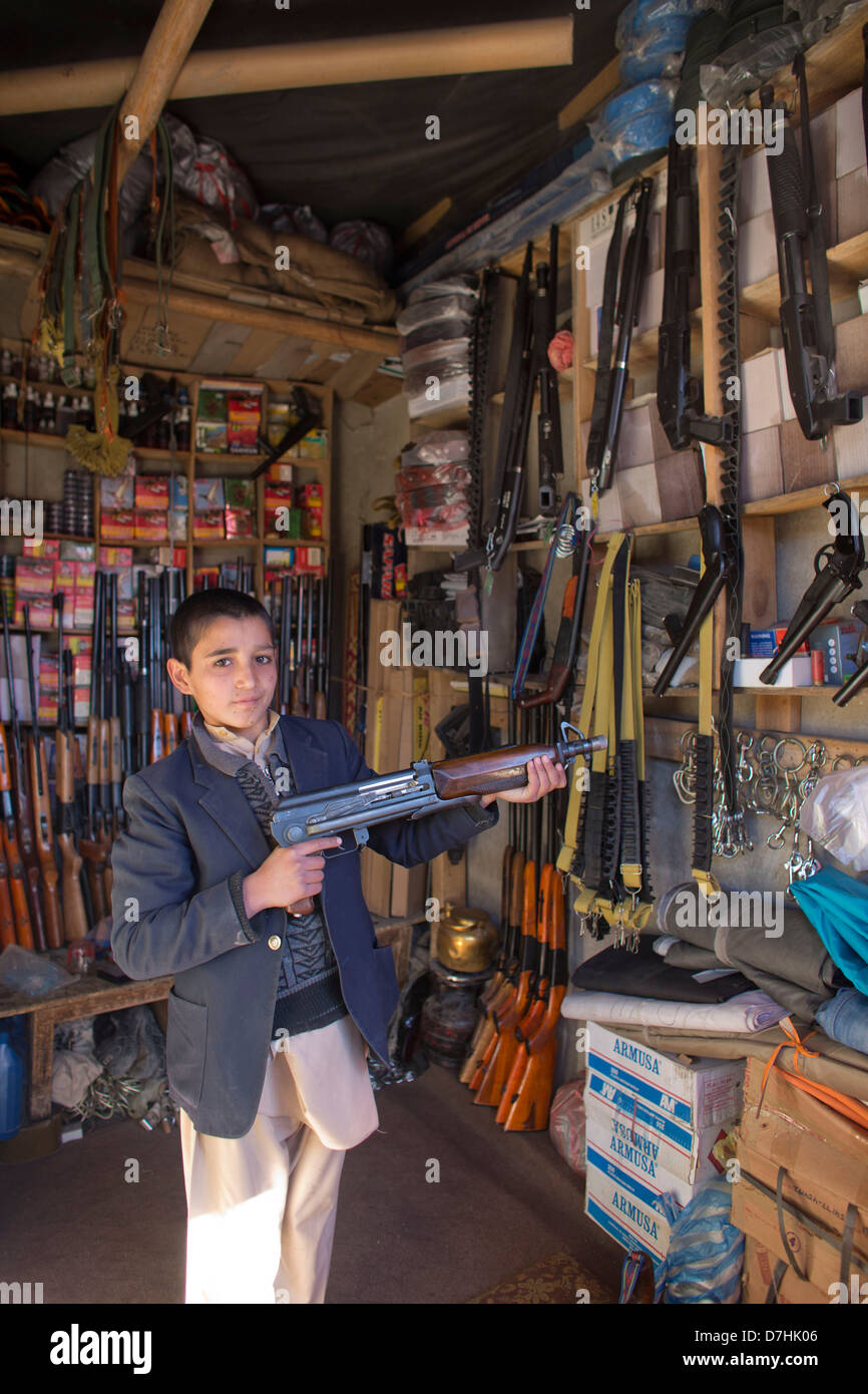 in Kabul kann man jede Art von Pistole auf dem Markt kaufen. Stockfoto in Kabul kann man jede Art von Pistole auf dem Markt kaufen. Stockfoto
