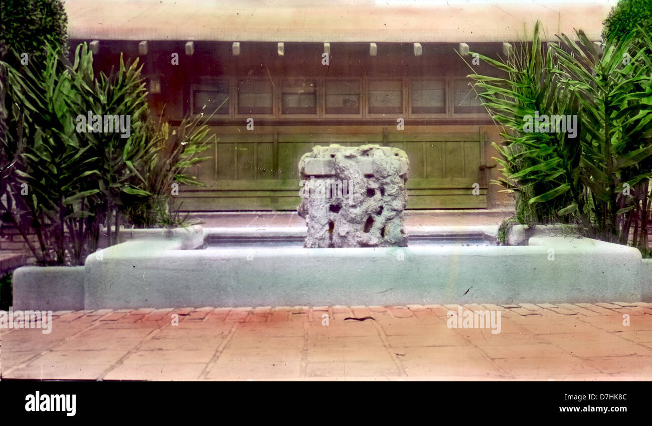Das Ford Estate in Pasadena, Kalifornien, verfügt über einen großen Innenhof, ein bemerkenswertes Beispiel für Architektur und Design des frühen 20. Jahrhunderts. Das Design des Anwesens spiegelt die Opulenz und Eleganz der Zeit wider und zeigt architektonischen Stil und Landschaftsgestaltung. Stockfoto