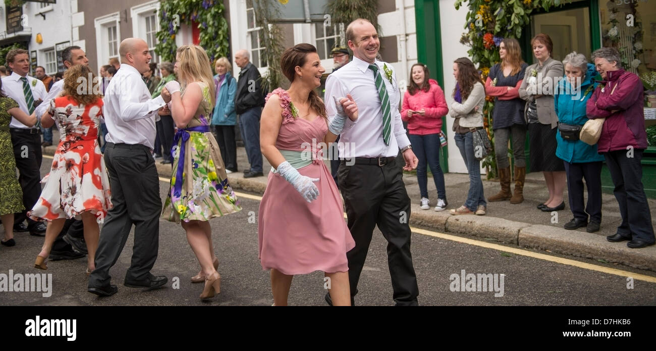 Helston Flora Tag 2013, Tänzer, amüsieren sich unterwegs auf Meneage Straße.  Bob Sharples Alamy Nachrichten Stockfoto