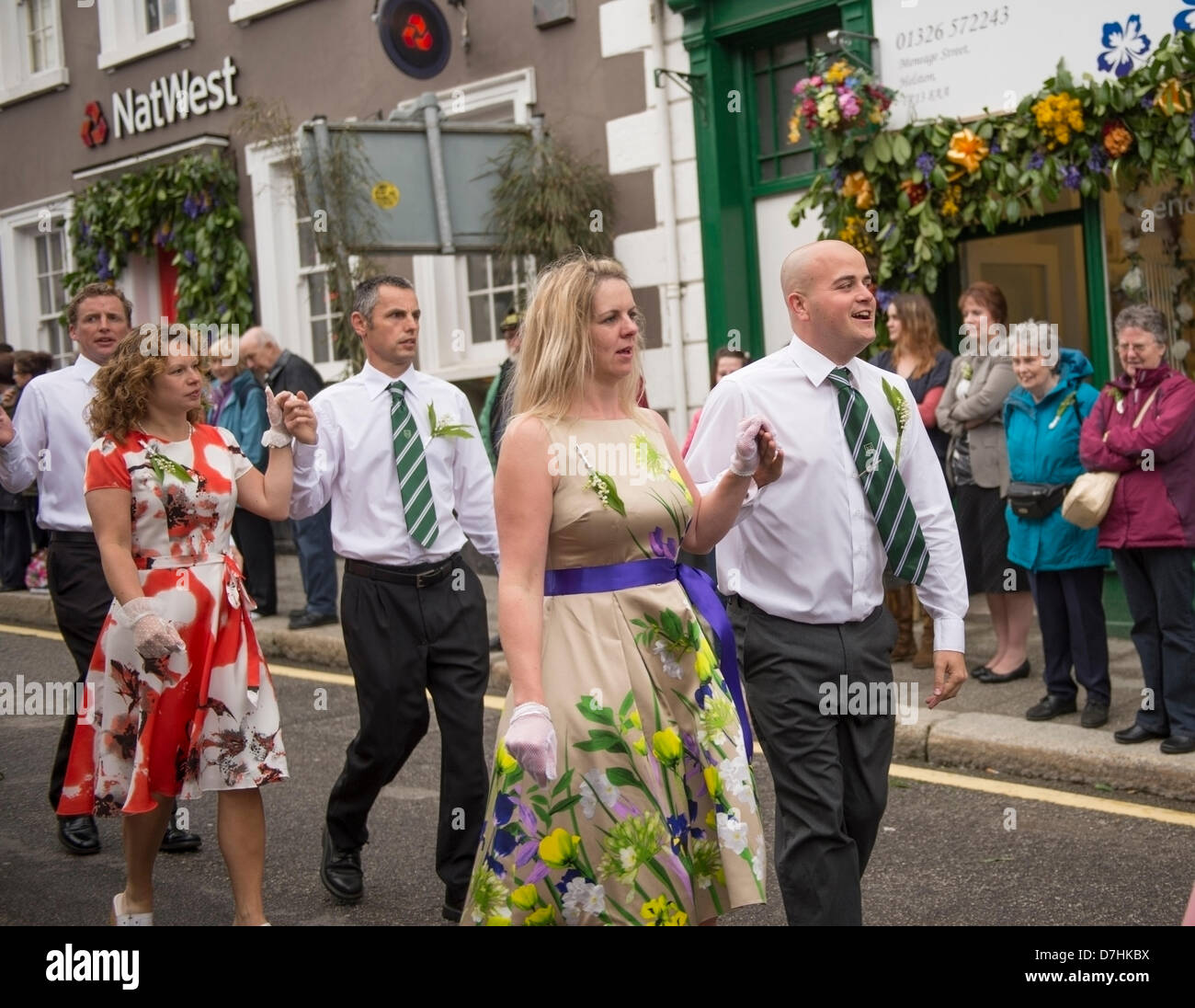 Helston Flora Tag 2013, Tänzer, die durch die Meneage Straße, Bob Sharples Alamy Nachrichten verschieben Stockfoto