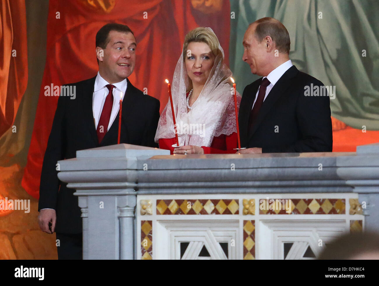 5. Mai 2013 - Mai Moskau, Russland - 05,2013. Im Bild: l-R Russlands Premierminister Dmitry Medvedev, Medwedews Ehepartner Svetlana Medvedeva und Russlands Präsident Vladimir Putin besuchen orthodoxe Osterfest Gottesdienst in der Christus-Erlöser-Kathedrale von Moskau. (Kredit-Bild: © PhotoXpress/ZUMAPRESS.com) Stockfoto