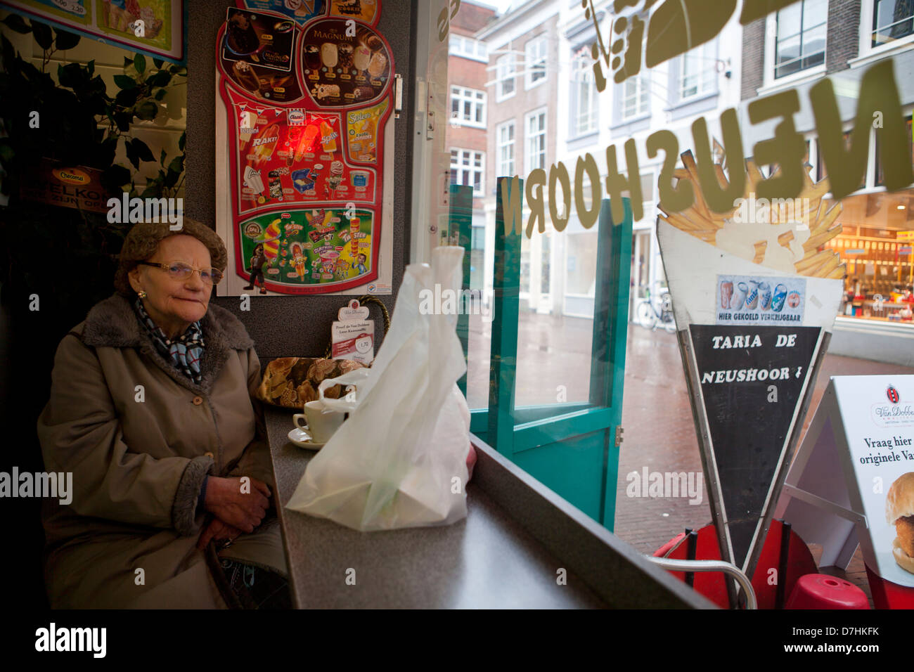 alte niederländische Dame Essen chips in einer Bar, Holland Stockfoto