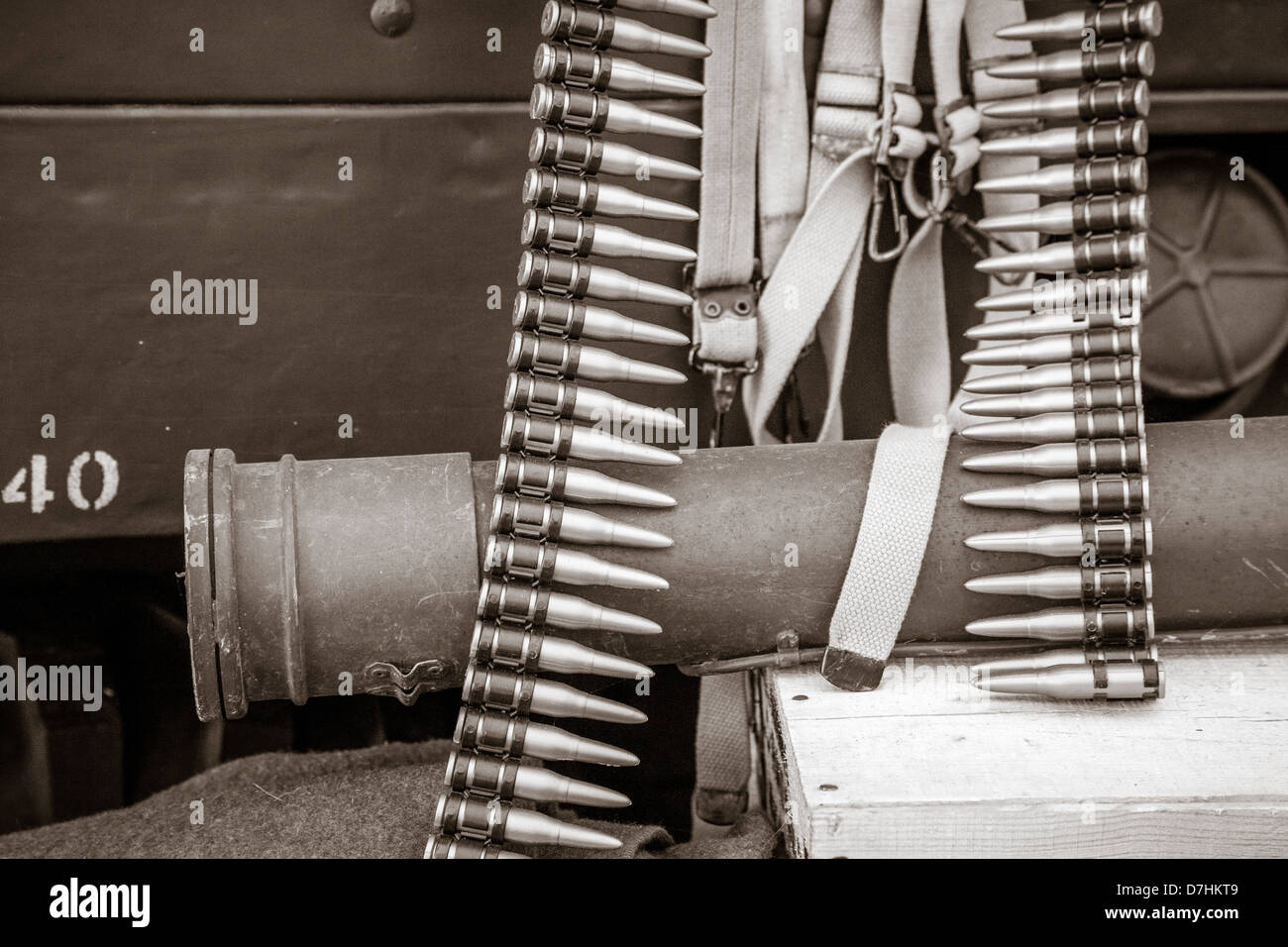 Ein klassischer Bandoleer aus Maschinengewehrkugeln, der über einer Bazooka aus dem Zweiten Weltkrieg ruht und die raue und improvisierte Natur der verwendeten Kampfausrüstung repräsentiert Stockfoto