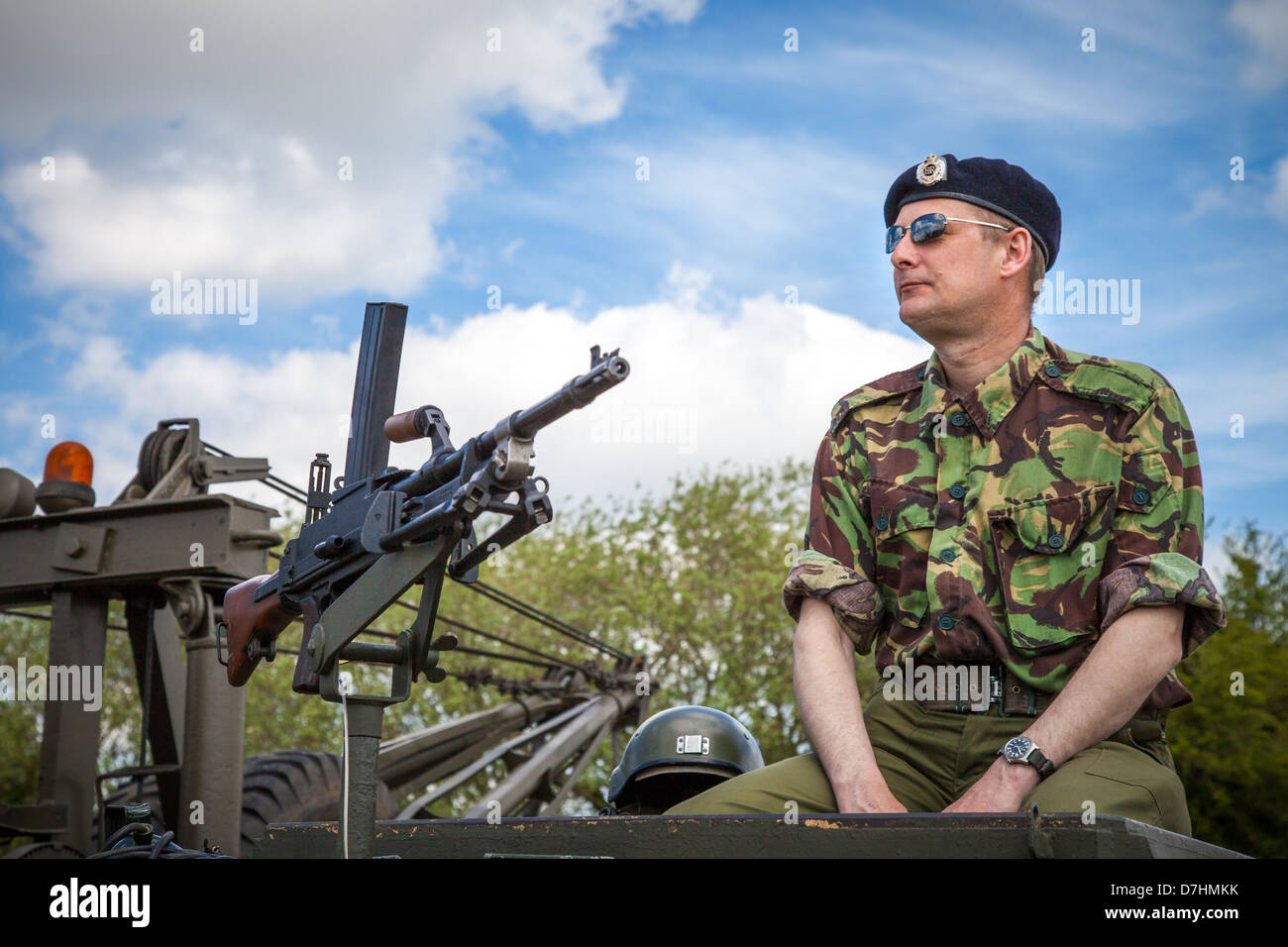 Gepanzerte Mannschaftswagen und Soldat (Re-enactment) Stockfoto