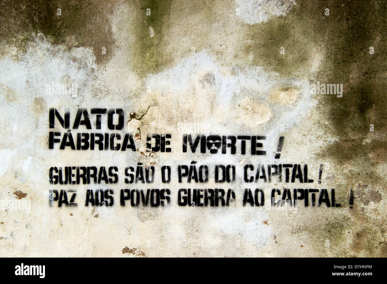 Politische Graffiti, Schablone an der Wand, Lissabon, Portugal Stockfoto